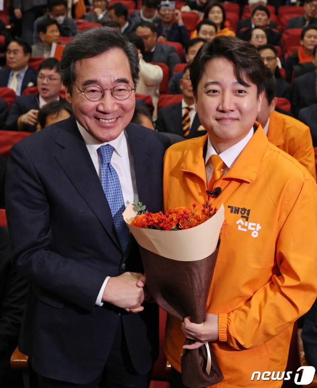 이낙연 개혁신당 공동대표(왼쪽)와 이준석 공동대표. 뉴스1 ⓒ News1 장수영 기자