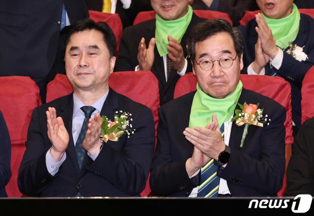 새로운미래 김종민(왼쪽), 이낙연 공동대표가 4일 오후 서울 여의도 국회의원회관에서 열린 중앙당 창당대회에서 손뼉을 치고 있다. 2024.2.4/뉴스1 ⓒ News1 구윤성 기자