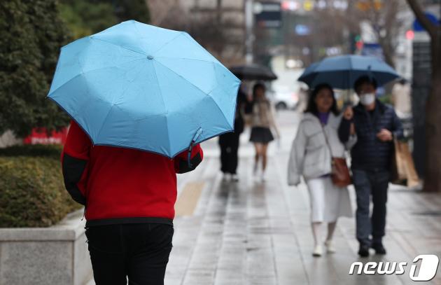 눈이 녹아 비가 된다는 우수(雨水)를 하루 앞둔 18일 오후 서울 강남구 코엑스에서 우산을 쓴 시민들이 발걸음을 옮기고 있다./뉴스1 ⓒ News1 장수영 기자