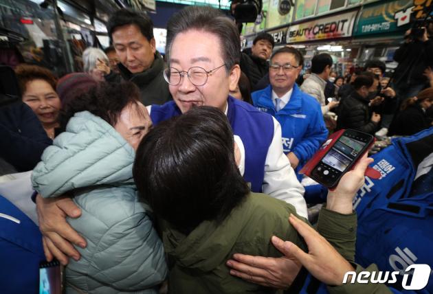 이재명 더불어민주당 대표가 19일 강원도 춘천시 중앙시장에서 시민들과 포옹하며 인사를 나누고 있다. (공동취재) 2024.3.19/뉴스1 ⓒ News1 구윤성 기자