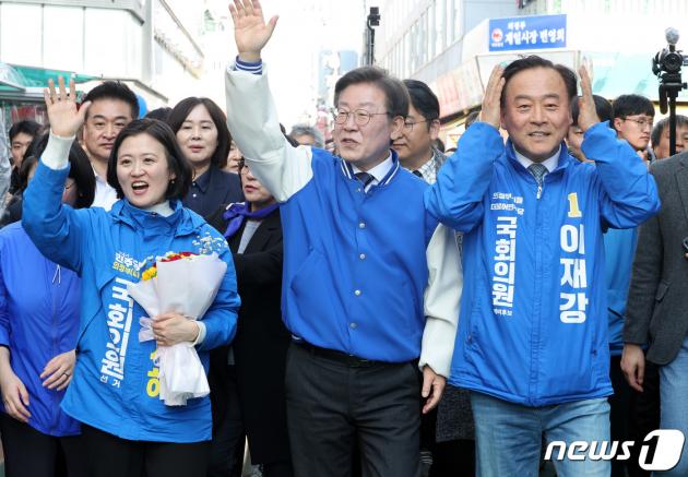 더불어민주당 이재명 대표(가운데)와 박지혜(의정부 갑), 이재강(의정부 을) 후보가 23일 경기 의정부시 제일시장을 방문해 시민들과 인사를 나누고 있다. 2024.3.23/뉴스1 ⓒ News1 이동해 기자