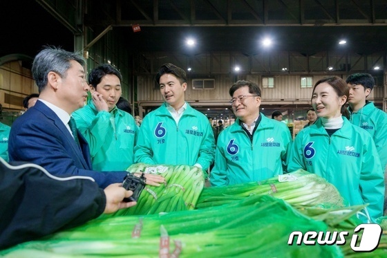 오영환 새로운미래 총괄선대위원장이 28일 서울 송파구 가락시장을 방문해 총선 공식 선거운동을 시작했다. (사진제공 = 새로운미래)