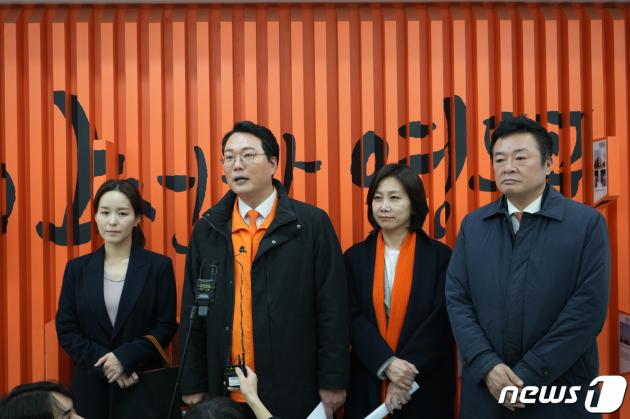 개혁신당 선거대책위원회 주요 인사들이 28일 서울 영등포소방서를 격려 방문했다. (사진제공 = 개혁신당)
